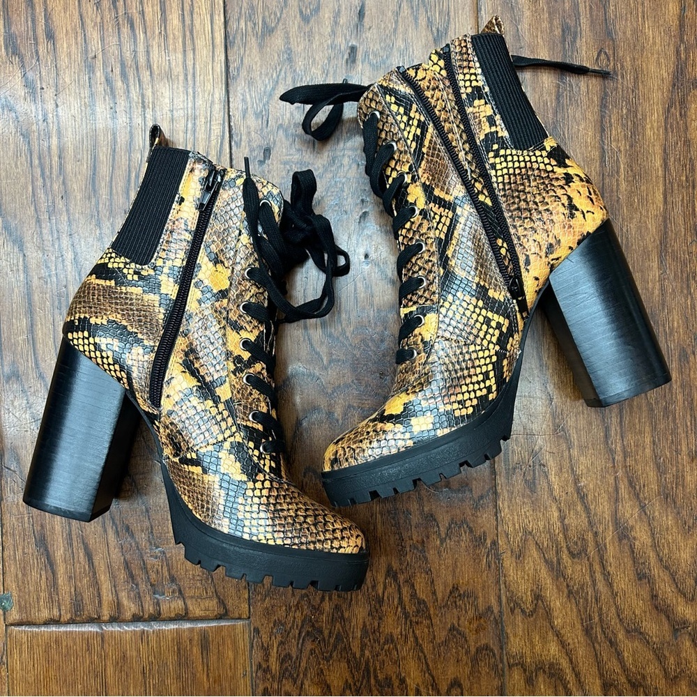 Steve‎ Madden y2k latch Snakeskin Lace Up Boots